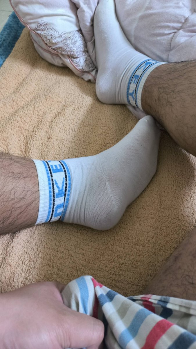 maxtommyccb's tweet photo. 每次想要释放的时候都会脱去全身的衣服，只保留着自己的内裤和袜子🧦~
因为感觉穿着白袜紫薇的时候会更有性欲~

拍下照片再事后观看，一开始是有点羞耻……但后续就会浮现出别样的情感
感觉自己真的是……烧的要死🥵 https://t.co/XbqMNI485c