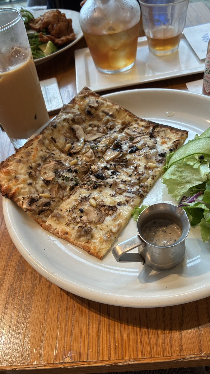 sugarcat57's tweet photo. サラダにかける用のポルチーニ？ドレッシング、ピザにかけちゃった。
何もかかってないサラダに後から気づいて唖然！笑 https://t.co/ScAn9KFh1O