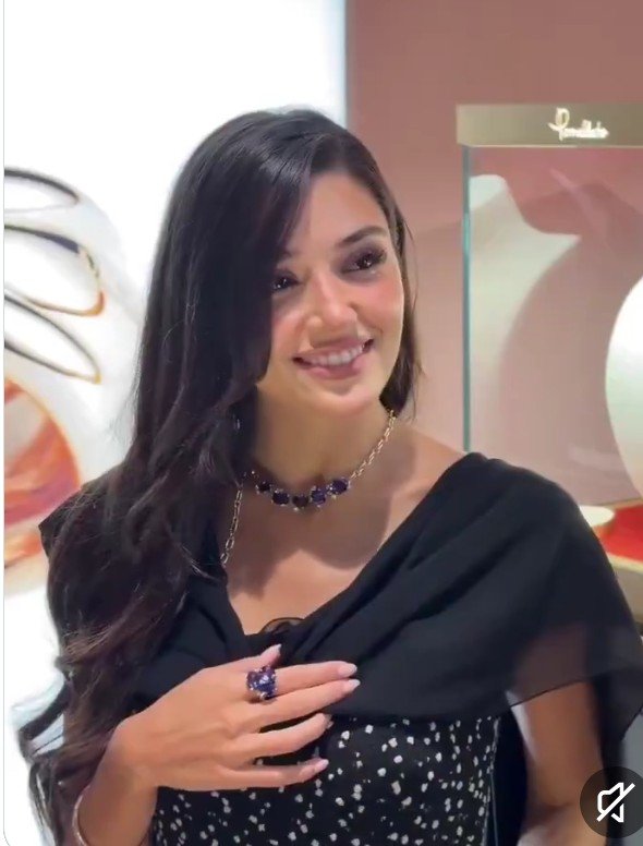 PilarPa65156380's tweet photo. Está bellísima, que dulce de mujer 
#HandeErçel 
#DJWE https://t.co/X8Yydn6Oja