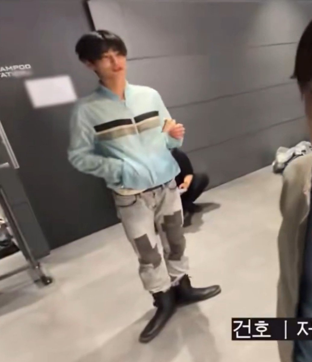 st4rtiss's tweet photo. why is he standing like that 😭😭😭 https://t.co/cQAhOsJRHm