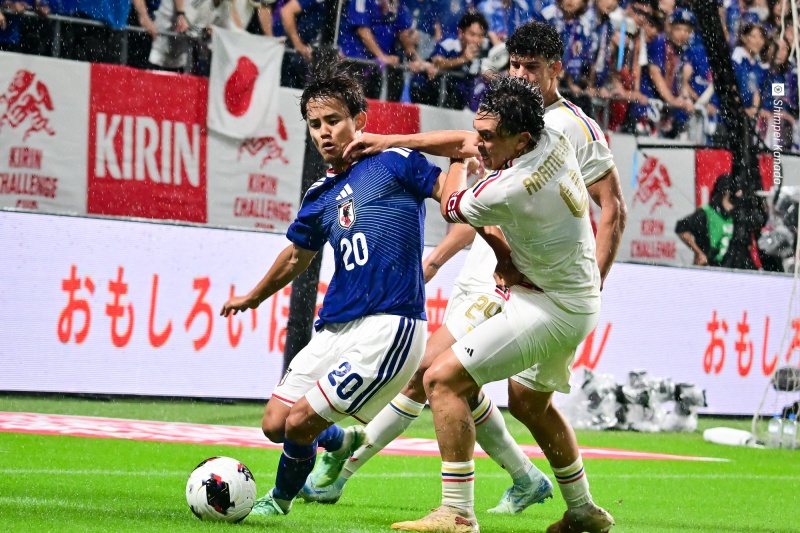 SoccerKingJP's tweet photo. 🇯🇵試合結果🇻🇪
後半ATにドラマ！　5人デビューの日本代表がベネズエラに逆転勝利…後半投入の“エース”上田綺世が2発
https://t.co/wsdXlzyqvx

🗣️編集部より
「先制を許した日本でしたが、直後に上田綺世が同点弾。10人で迎えた後半ATにはVAR介入によって判定が変わり、上田が決勝PKを決めました」 https://t.co/KzIao5VKUz