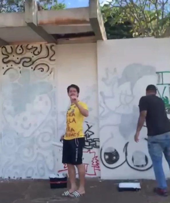 republiqueBRA's tweet photo. 🚔 ⛓️ Candidato a deputado federal, Wilker Leão é PRESO em flagrante pela PF por suposto dano ao patrimônio, após cobrir pichações e grafites nas paredes externas do Instituto de Artes (IdA) da UnB. https://t.co/nCGRQSjcZh