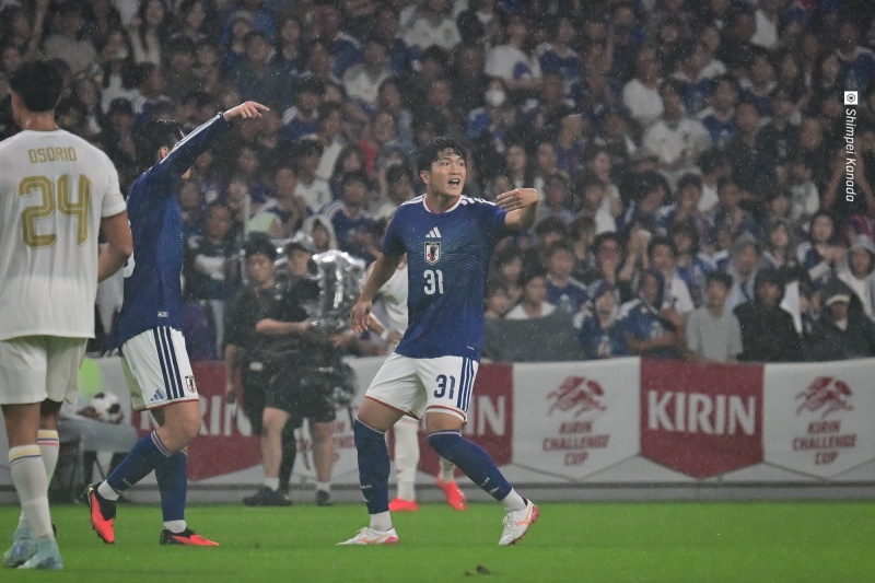 SoccerKingJP's tweet photo. 🇯🇵試合結果🇻🇪
後半ATにドラマ！　5人デビューの日本代表がベネズエラに逆転勝利…後半投入の“エース”上田綺世が2発
https://t.co/wsdXlzyqvx

🗣️編集部より
「先制を許した日本でしたが、直後に上田綺世が同点弾。10人で迎えた後半ATにはVAR介入によって判定が変わり、上田が決勝PKを決めました」 https://t.co/KzIao5VKUz