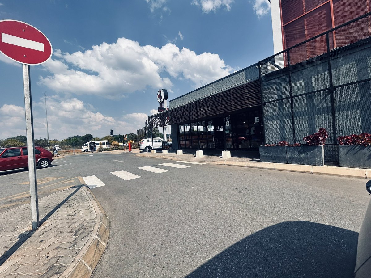 YummyBeasty's tweet photo. @NandosSA having to wait 10minutes after ordering at a drive through isn’t on https://t.co/iNmRbtodMN