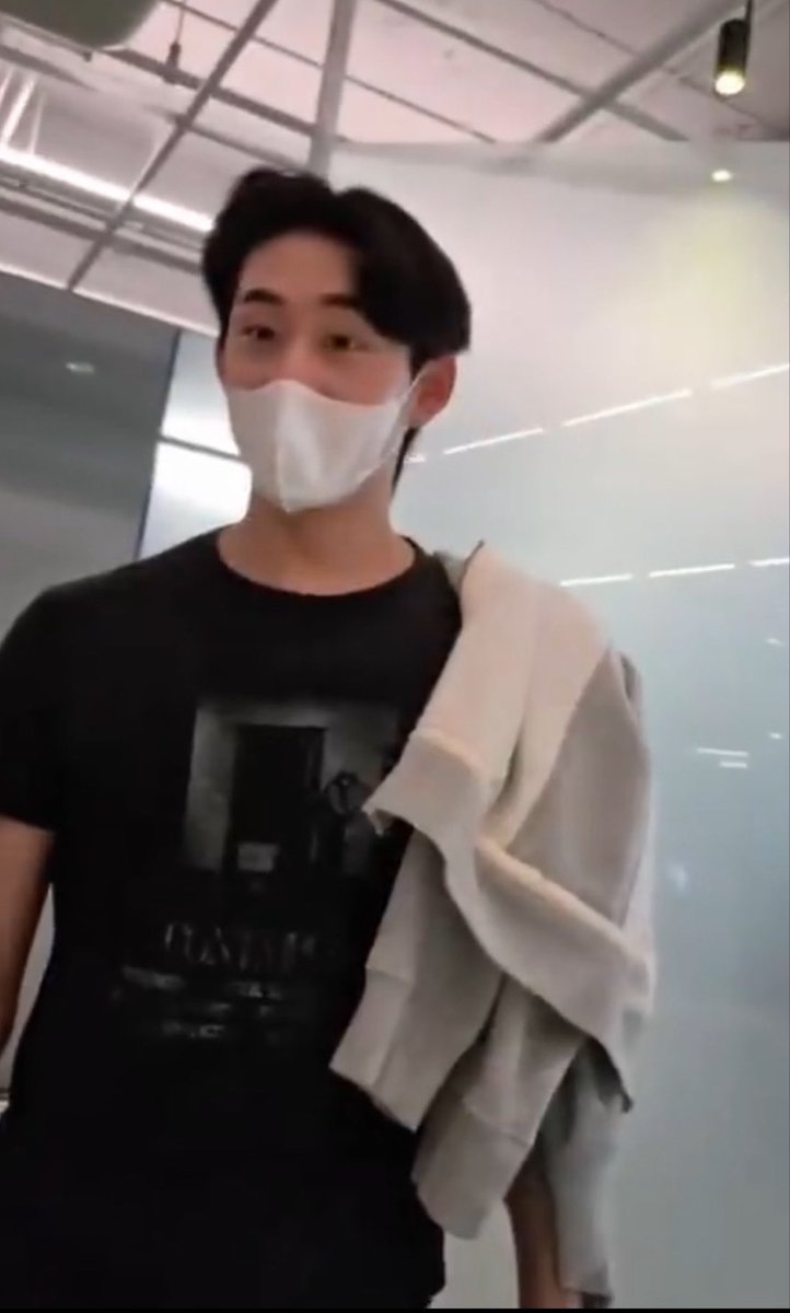 underthesamsky_'s tweet photo. น้องเอสคือเข้าตึกไปเรียนอะไรไม่รู้วันนี้ แต่ดาราเดินออกมาหัวฟูมาก สลัดลุคมาดาม หนทางไอดอลทำชี 5555555555555555555555555555555 https://t.co/Tex5kcCjVd