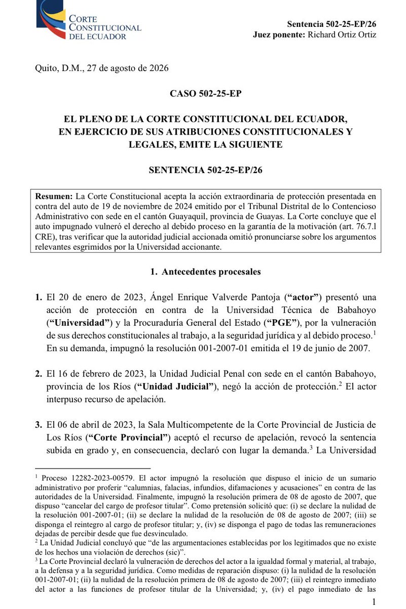 VeronicaLHM's tweet photo. 🔵Acción de protección e intereses por mora que no proceden 

🔹Un profesor fue desvinculado de la Universidad de Babahoyo.

🔹Él presentó una acción de protección que perdió en primera instancia y ganó en Sala Provincial.

🔹La Sala Provincial dictó varias medidas de reparación, entre ellas, ordenó el pago de remuneraciones y beneficios sociales dejados de percibir, más los respectivos intereses desde la separación del cargo.

🔹En el proceso de cuantificación económica ante el Tribunal Contencioso Administrativo, el perito 1 presentó su informe. 

🔹El perito 1 determinó que el monto a cancelar era de $892.828,72 y al IESS $46.894,29

🔹Se observó el peritaje y se pidió aclaración

🔹El perito 1 presentó su informe aclaratorio y concluyó que la U debía pagar $562.098,00 y al IESS $27.681,92 

🔹El Tribunal dejó sin efecto el nombramiento del perito 1. 

🔹La perito 2 presentó su informe y concluyó que la U debía pagar $318.716,62

🔹La perito 2 informó que, para el cálculo de intereses “aplicó la resolución 08-2016 de la Corte Nacional de Justicia”.

🔹La Universidad señaló que el informe pericial no indicaba qué norma permitía aplicar una tasa de interés por mora. 

🔹La Universidad manifestó que los intereses por mora sólo podían generarse después de la resolución que disponga la reparación económica.

🔹La Universidad cuestionó que el cálculo de intereses se hubiera sustentado en la resolución de la CNJ, pues ésta correspondería a procesos de naturaleza  laboral y no podía ser extrapolable a juicios de naturaleza constitucional.

🔹El Tribunal Contencioso resolvió que el monto a pagar era de $318.716,62 y agregó:

“… se hace conocer que su alegación respecto a que el informe pericial se ha empleada la tasa de mora para el cálculo de intereses no corresponde a la realidad procesal, sin que exista mérito para ordenar la realización de una nueva pericia”.

🔹La Universidad presentó una acción extraordinaria de protección y ganó.

🔺La Universidad de Babahoyo ganó porque el Tribunal Distrital calificó las alegaciones de la Universidad como “contrarias a la realidad procesal”, pero no exteriorizó las razones fácticas y jurídicas del por qué tales alegaciones eran improcedentes. 

🔹En particular, dijo la CC, 

▶️Los jueces del Tribunal Distrital omitieron señalar cuál era la norma que justificara la procedencia del pago de intereses por mora y 

▶️Tampoco desarrollaron argumentos que permitieran determinar de qué manera la tasa de interés por mora podía ser calculada con anterioridad a la aprobación de la reparación económica.

🔺Al ser argumentos relevantes y no contestarlos, los jueces de Tribunal Distrital vulneraron la motivación por incurrir en el vicio de incongruencia frente a las partes por omisión.

Sentencia No. 502-25-EP/26