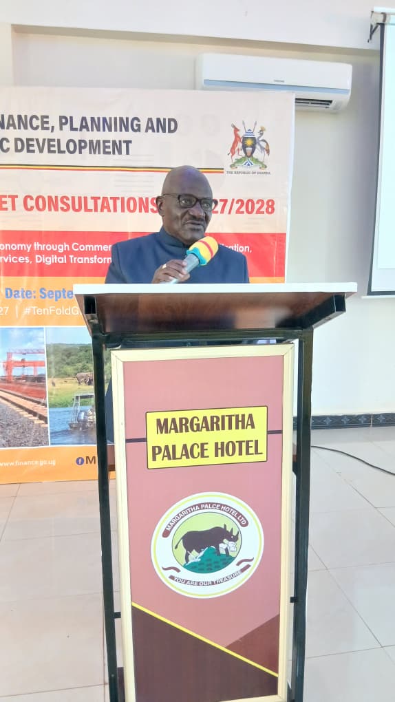 CSBAGUGANDA's tweet photo. The Minister @mopsuganda Gen. Edward Katumba Wamala delivered the keynote address on behalf of the Minister of Finance, Planning and Economic Development. 

He noted that Local Governments are the engine of service delivery, stating that when health, agricultural, or road services underperform, the responsibility rests with Local Governments hence the importance of strong Central Government Local Government collaboration. He urged Local Governments present to leverage the Ministry of Finance and line Ministries to close key service delivery gaps.
#KnowYourBudget27 @mofpedU @ACODE_Uganda @SEATINIUGANDA @FRAUGANDA @tiuganda1 @wecisnet @WDFUganda @SensitiseUg @REAP_UGANDA @IMFAfrica