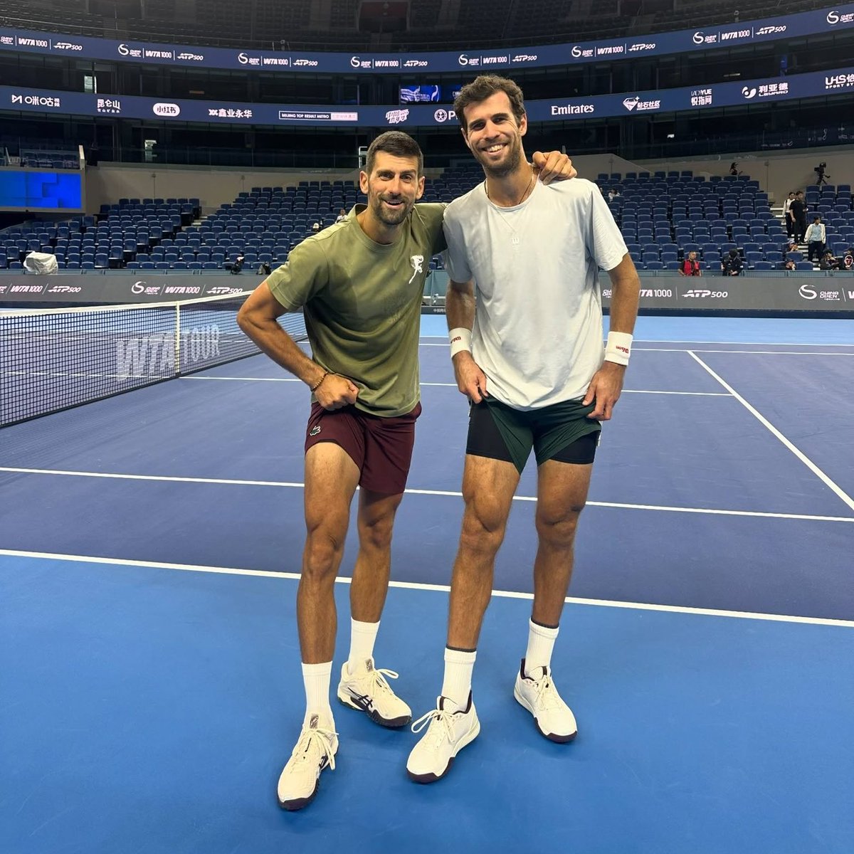 ATPTour_ES's tweet photo. Competencia de 🦵 en Pekín 😅

@DjokerNole 🤝 @karenkhachanov 

📍 @ChinaOpen https://t.co/AXrCMaYe5U
