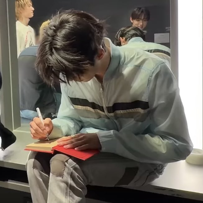 keonhotty's tweet photo. gambaran dd kalo nulis diary:
👶🏻: dear diary, hari ini dd...
👶🏻: IH JANGAN INTIP INTIP DIARY DD DONG..!! https://t.co/MiJOLy3jeI