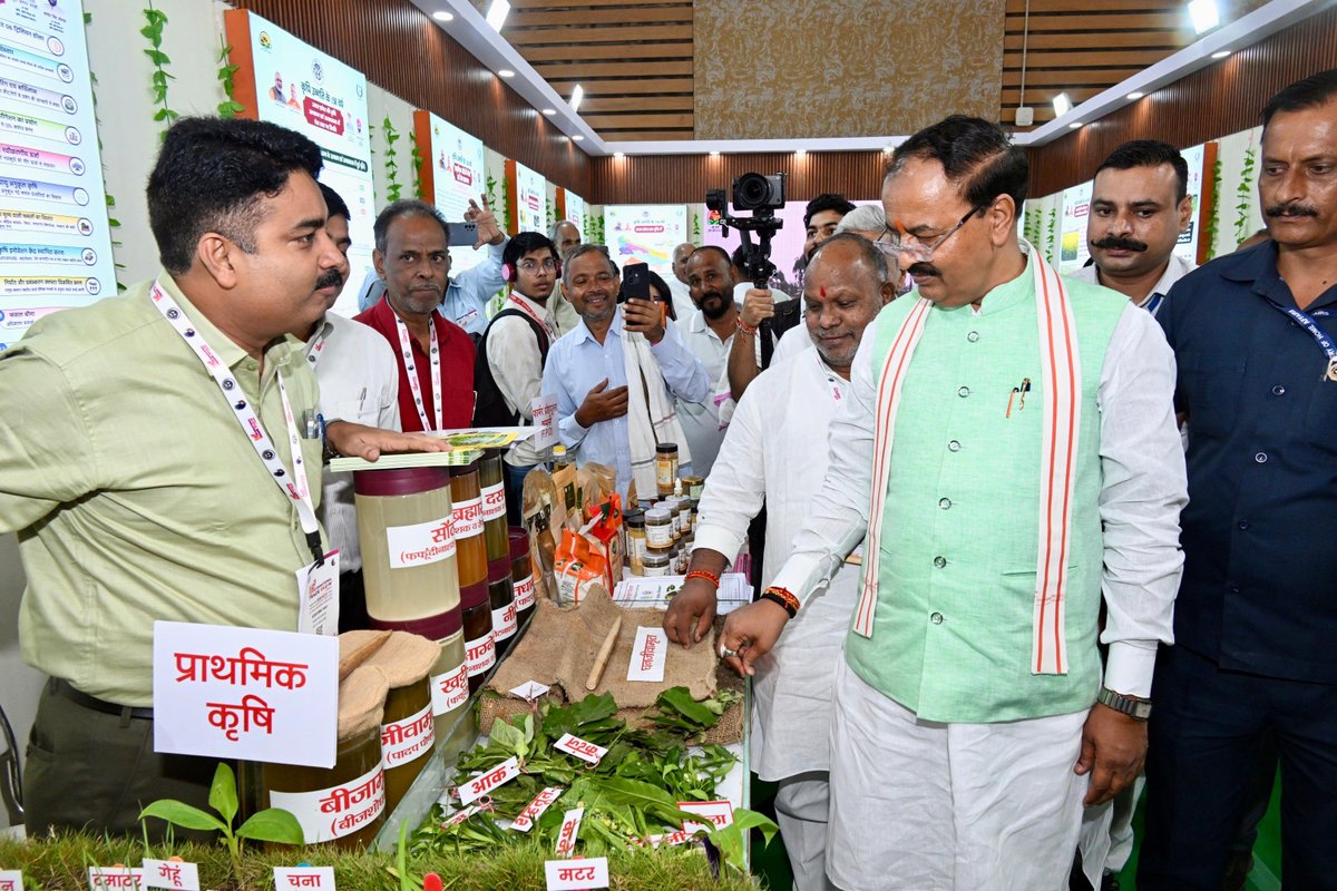 kpmaurya1's tweet photo. गौतम बुद्ध नगर में आयोजित यू.पी. इंटरनेशनल ट्रेड शो- 2026 के अंतर्गत Presentation on 'Food Processing Policy- 2023' के कार्यक्रम में स्टॉलों का निरीक्षण कर संबोधित किया। इस दौरान खाद्य प्रसंस्करण के लाभार्थियों को डेमो चेक व स्वयं सहायता समूह की बहनों को प्रशस्ति पत्र आदि वितरित किए।

यशस्वी प्रधानमंत्री श्री @narendramodi जी के कुशल मार्गदर्शन में डबल इंजन सरकार कृषि एवं खाद्य प्रसंस्करण को बढ़ावा देकर किसानों की उपज के मूल्यवर्धन, ग्रामीण उद्यमिता और रोजगार के नए अवसरों को विस्तार दे रही है।

'Food Processing Policy- 2023' के माध्यम से स्थानीय उत्पादों को बाजार से जोड़ने, निवेश को प्रोत्साहित करने और प्रदेश की ग्रामीण अर्थव्यवस्था को सशक्त बनाने की दिशा में निरंतर कार्य किया जा रहा है।

इस अवसर पर उत्तर प्रदेश सरकार में मा. राज्य मंत्री (स्वतंत्र प्रभार) श्री नरेन्द्र कुमार कश्यप जी, उत्तर प्रदेश सरकार में मा. राज्य मंत्री श्री हंसराज विश्वकर्मा जी, मा. जनप्रतिनिधिगण एवं अन्य गणमान्यजन की गरिमामयी उपस्थिति रही।