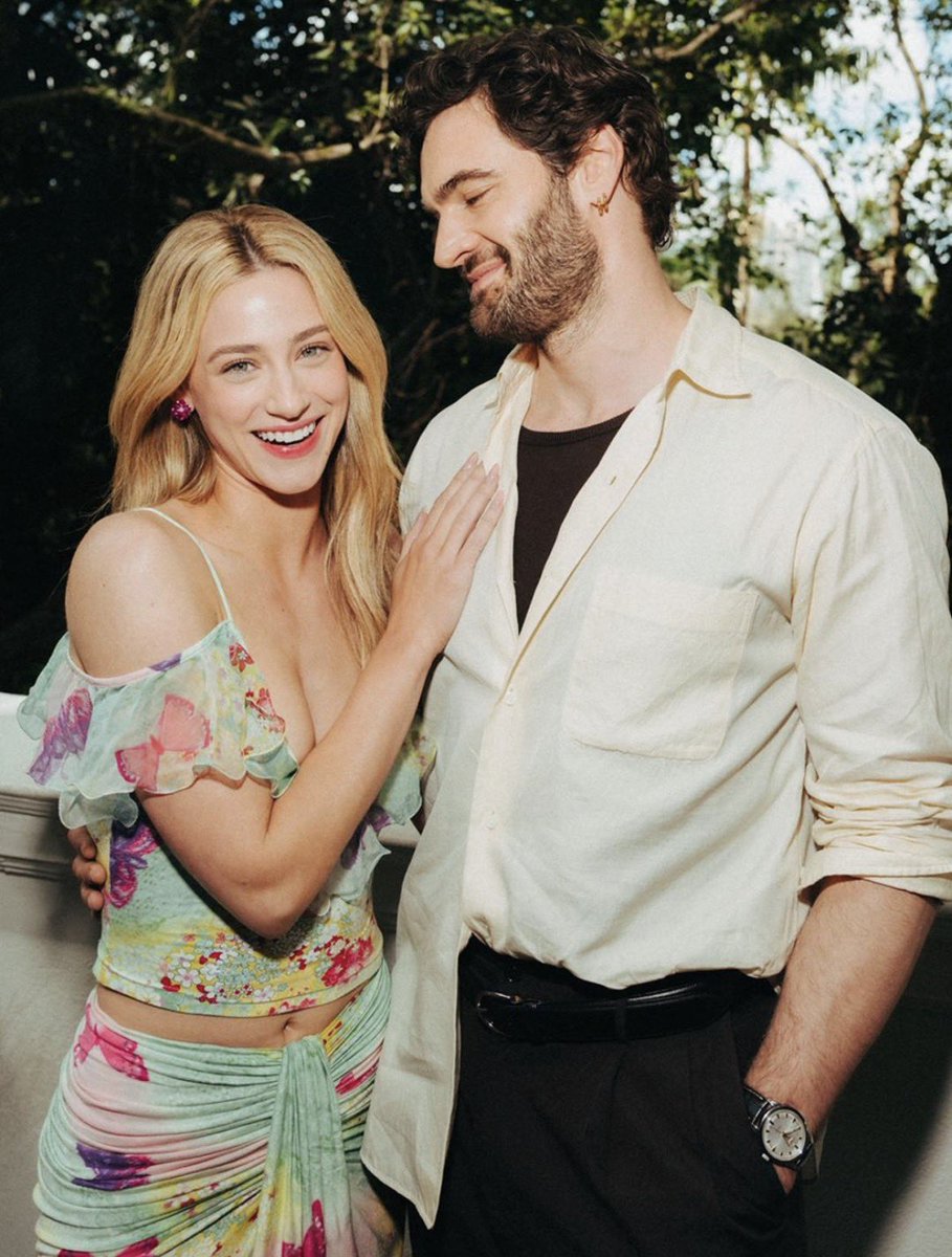 reinhartsdivine's tweet photo. forever thankful to the love hypothesis movie for giving us this cute and adorable friendship 🥺🩷 https://t.co/1gyRicHgm2