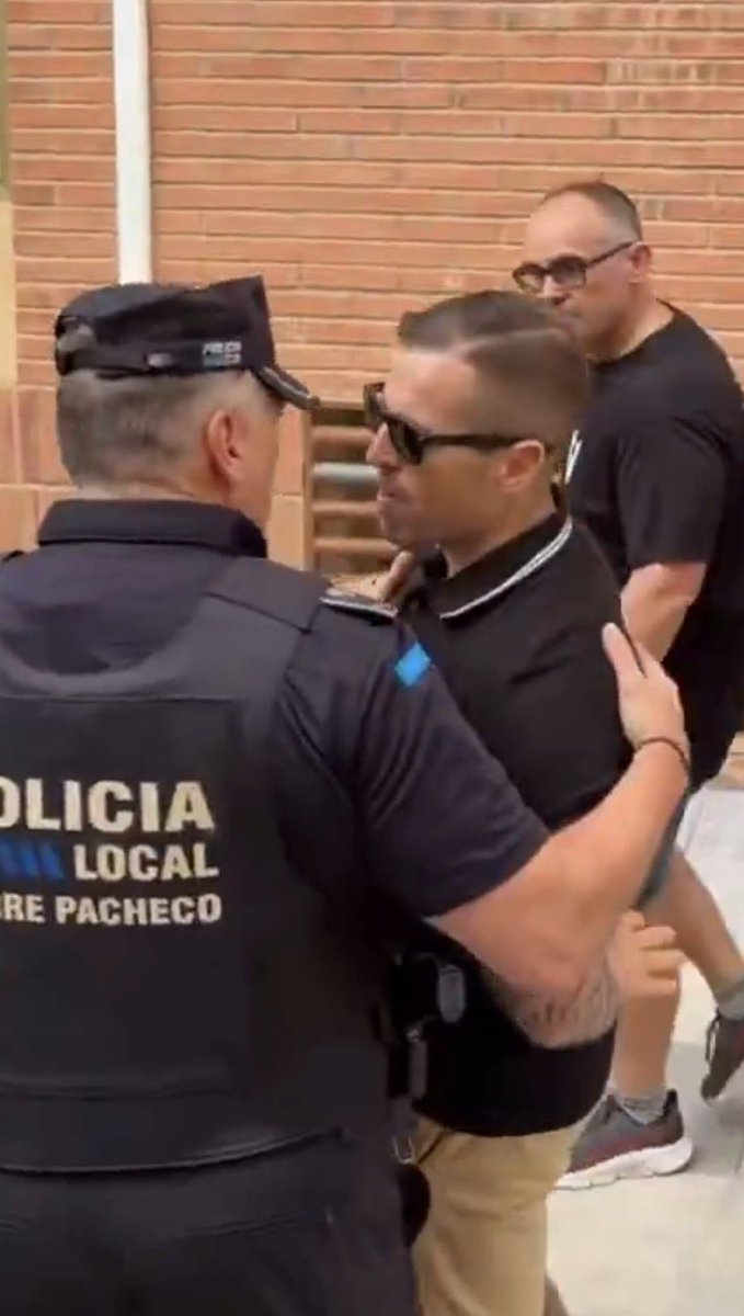 TirodeGraciah's tweet photo. Policía con Nazis / Policía cuando son manifestantes de izquierdas https://t.co/vZH6QirjKJ