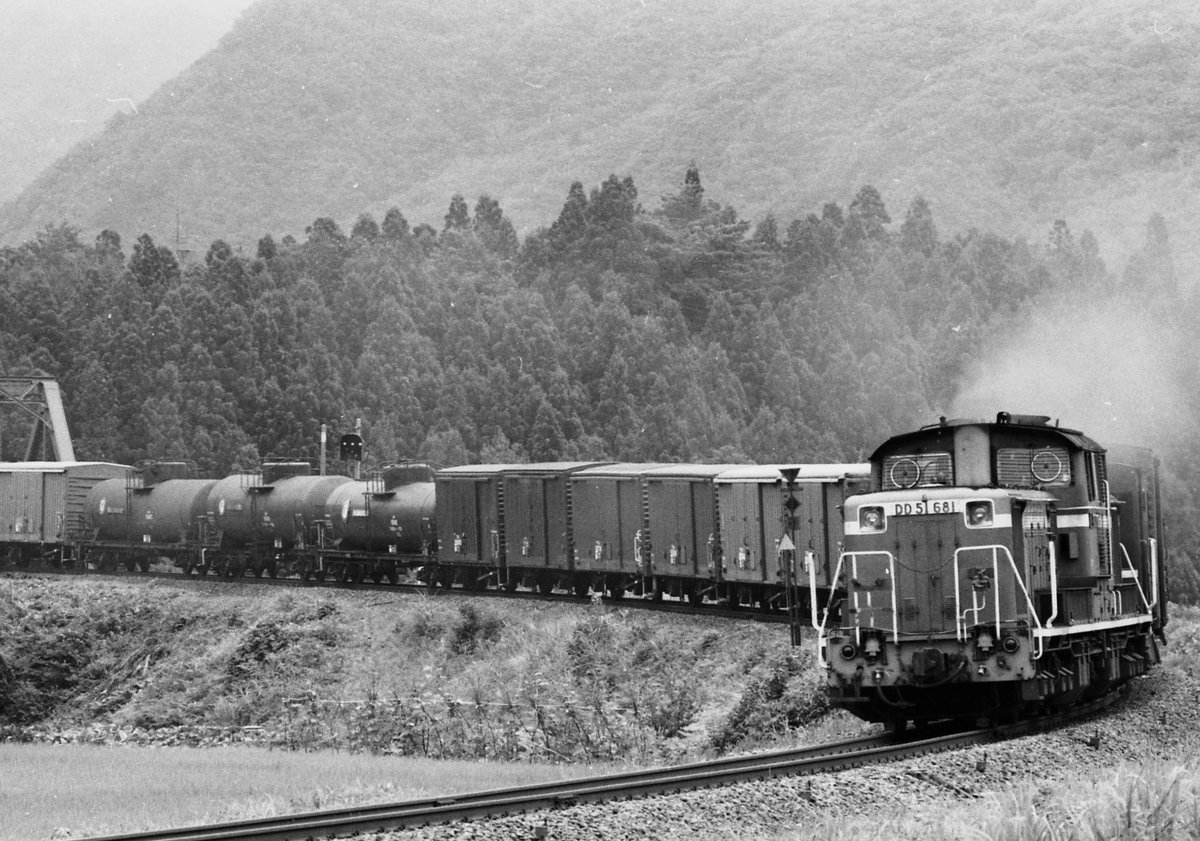 IideExpress's tweet photo. 1982.07　日出谷-鹿瀬
磐越西線　貨物列車です。
DD51 681［東新］ワム　ワム　ワラ　タキ… https://t.co/UorQdfxMpS