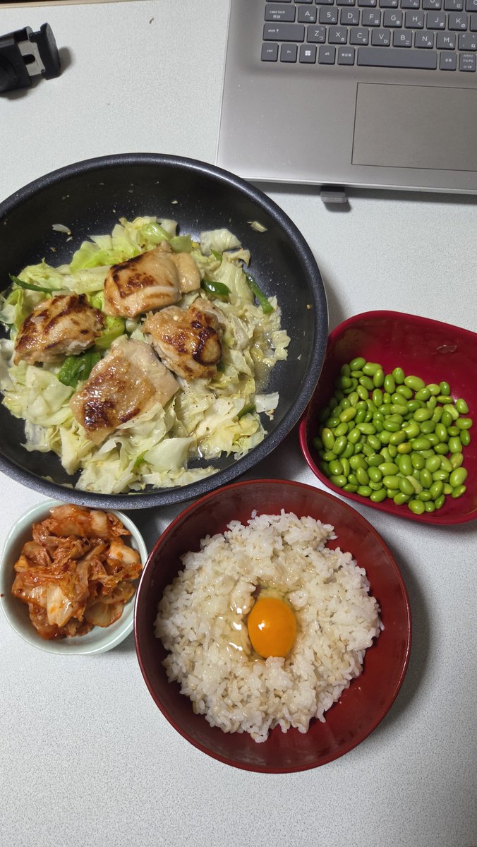 endless725's tweet photo. 本日は休肝日✨️味噌を使って鶏を焼く。味噌って使い方悩む。味噌と調味を肉に揉み込んで焼き焼き。これは成功です！香りも味もいい。味噌を研究したい🤣汁無し担々麺買っちゃった。酒我慢したから良いのだ✌ご馳走様でした🍚
#料理　
#自炊　
#おうちごはん https://t.co/DBXp97n4lw
