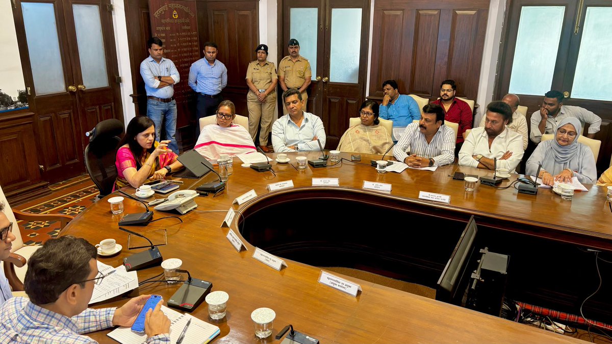 VarshaEGaikwad's tweet photo. मुंबईतील ३९ हजार १११ झोपड्यांवर तोडक कारवाई होणार असल्याच्या पार्श्वभूमीवर आज महापालिका आयुक्त श्रीमती अश्विनी भिडे यांची भेट घेऊन याबाबत सविस्तर चर्चा केली. गरिबांच्या घरांवर हातोडा चालवून त्यांना बेघर करू नका आणि अशा कोणत्याही कारवाईला स्थगिती द्यावी, अशी आग्रही मागणी यावेळी केली.

मात्र, ३९ हजार १११ झोपड्यांवर तोडक कारवाई करण्याचे कोणतेही आदेश महापालिका प्रशासनाने दिलेले नसल्याचे मा. आयुक्तांनी स्पष्ट केले. महापालिकेकडून केवळ नियमित स्वरूपाची कारवाई केली जात असून, या झोपड्यांवर कोणत्याही प्रकारची तोडक कारवाई केली जाणार नसल्याचेही त्यांनी स्पष्ट केले आहे.

त्यामुळे झोपडपट्टीतील नागरिकांनी घाबरून जाऊ नये. मा. आयुक्तांनी स्वतः स्पष्ट केल्याप्रमाणे, या झोपड्यांवर तोडक कारवाई केली जाणार नाही. मात्र, महापालिका प्रशासनाने भविष्यात अशी कोणतीही कारवाई करण्याचा प्रयत्न केला, तर काँग्रेस रस्त्यावर उतरून त्याला तीव्र विरोध करेल. श्रीमंतांसाठी एक नियम आणि गरीबांसाठी दुसरा नियम, हे आम्ही कदापि खपवून घेणार नाही.

दरम्यान, मा. महापौर श्रीमती रितू तावडे यांनी या कारवाईबाबत आपल्याला कोणतीही माहिती नसल्याचे सांगितले आहे. त्यामुळे महापालिका प्रशासन आणि महापौर यांच्यात या महत्त्वाच्या विषयावर पुरेसा समन्वय आहे का, असा प्रश्न निर्माण होतो.

मुंबईतील गरीब आणि झोपडपट्टीवासीयांच्या हक्कांच्या संरक्षणासाठी काँग्रेस ठामपणे त्यांच्या पाठीशी उभी आहे.