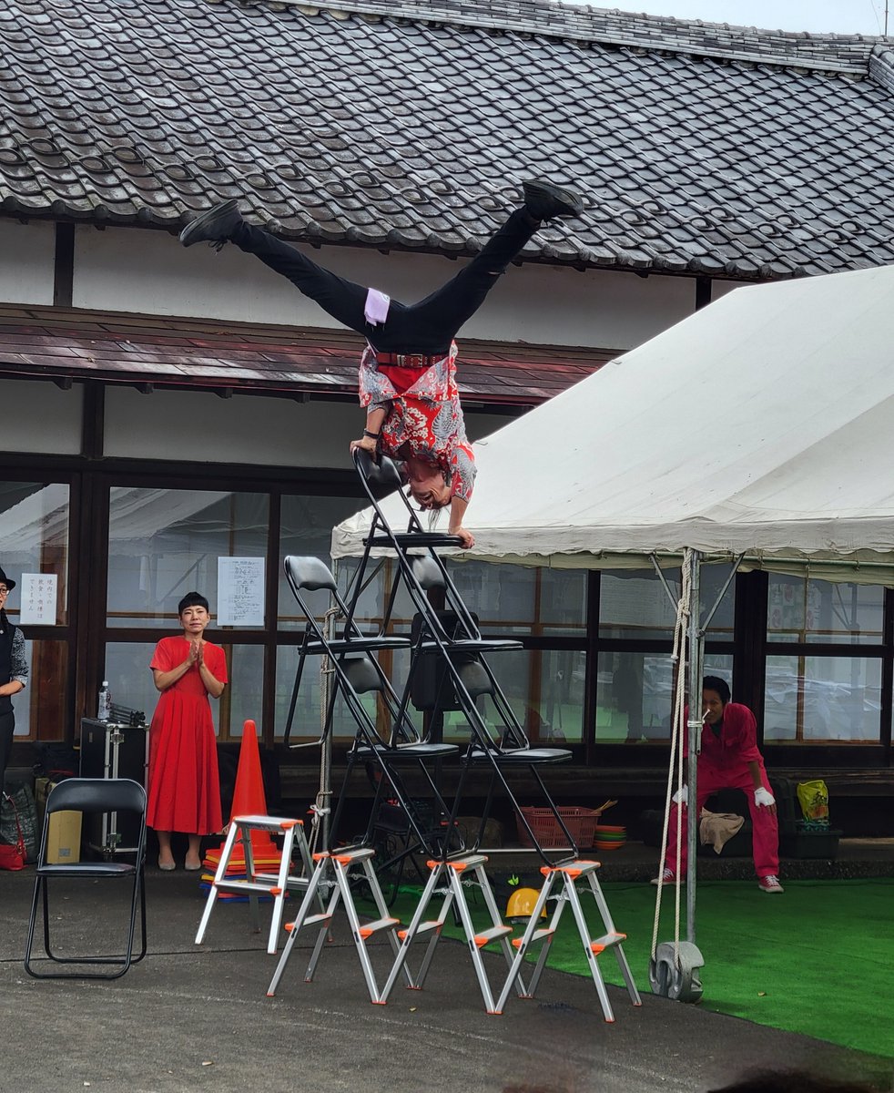 mi130142's tweet photo. 【小平市】
昨日（9月27日）熊野宮の神幸祭へ、
ジロー今村さんのパフォーマンスを観に行ってきました👀
いつもながら、素晴らしい‼️
高度なバランス、強靭な魂、言葉では言い表せない😲
やはり、「語るより　感じろ！！」です！

#ジロー今村　#こだいらサーカス　#小平市　#熊野宮　#神幸祭 https://t.co/8xRiBxo23t