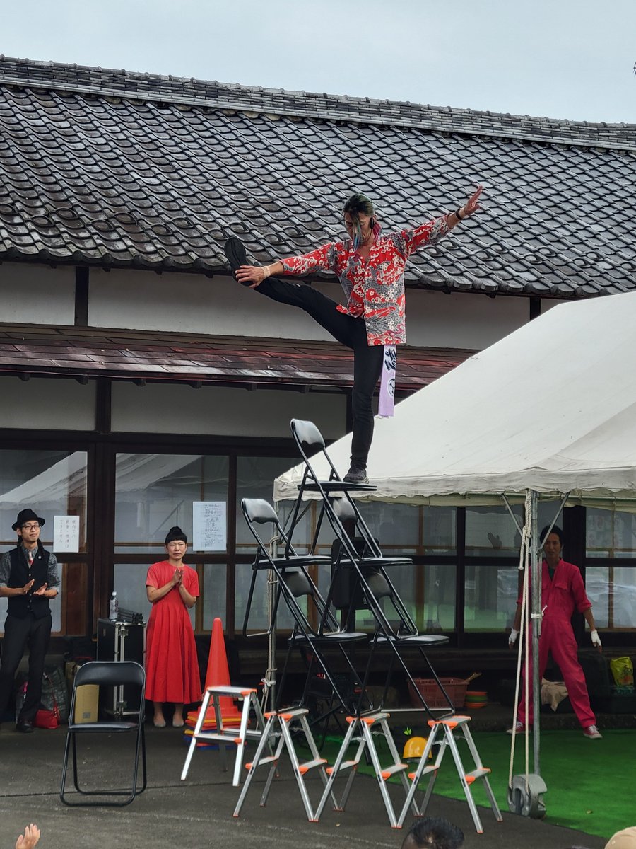 mi130142's tweet photo. 【小平市】
昨日（9月27日）熊野宮の神幸祭へ、
ジロー今村さんのパフォーマンスを観に行ってきました👀
いつもながら、素晴らしい‼️
高度なバランス、強靭な魂、言葉では言い表せない😲
やはり、「語るより　感じろ！！」です！

#ジロー今村　#こだいらサーカス　#小平市　#熊野宮　#神幸祭 https://t.co/8xRiBxo23t