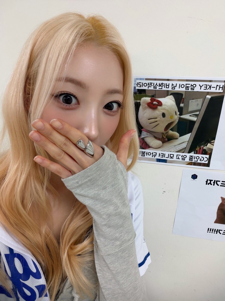 H1KEY_official's tweet photo. [🔮💗] 온니가 그렇게 좋아?😗❤️

#H1KEY #하이키 #ハイキー
#RIINA #리이나 #リイナ 
#GORUN https://t.co/cng9NAU8Zl