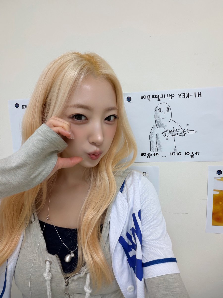 H1KEY_official's tweet photo. [🔮💗] 온니가 그렇게 좋아?😗❤️

#H1KEY #하이키 #ハイキー
#RIINA #리이나 #リイナ 
#GORUN https://t.co/cng9NAU8Zl