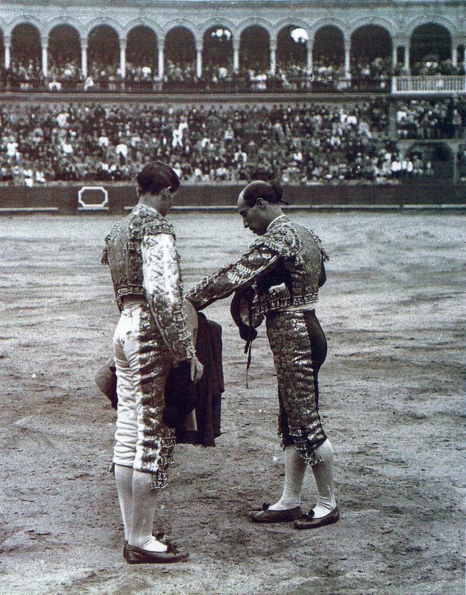 beatrice_marge's tweet photo. Tal día como hoy en Sevilla el 28 de septiembre de 1912 se doctora

🗡️ José Gómez Ortega "Joselito"

De manos de su hermano Rafael "El Gallo" en presencia de Antonio Pazos

🐂 "Caballero" de Moreno Santamaría 

🎥 La faena a su toro de alternativa.

#JoselitoElGallo 🗡️ https://t.co/jcTtdq3qCd