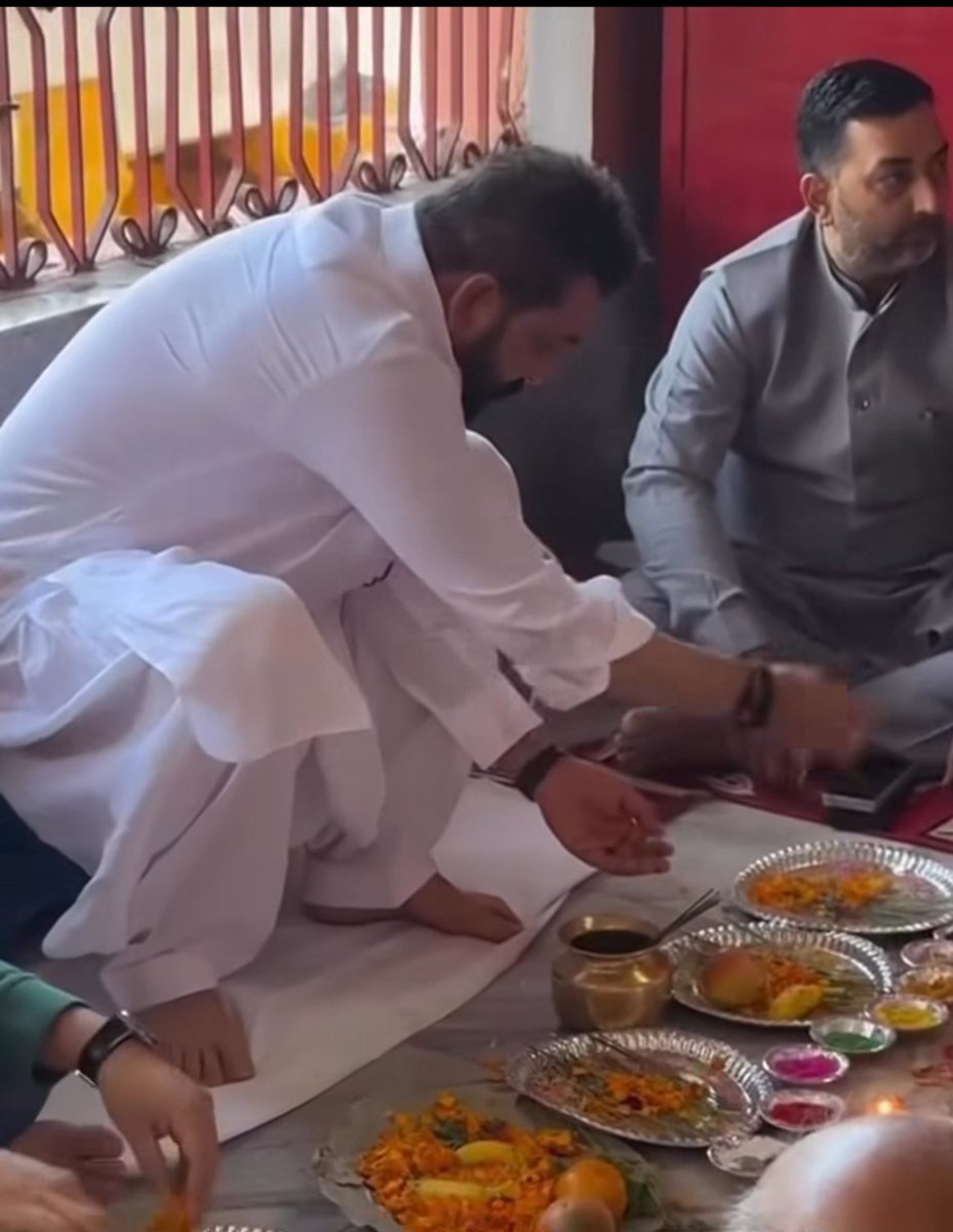 BR_wallah's tweet photo. Another side of Bihar that X algorithm and Bihari haters will never push.

📍.Gaya, Bihar.

Sanjay Dutt doing Pind Daan for his ancestors - barefoot, in dhoti.

Bihar: Land of Moksha, where the world comes for peace.

#Bihar https://t.co/Ifigvm5qs8