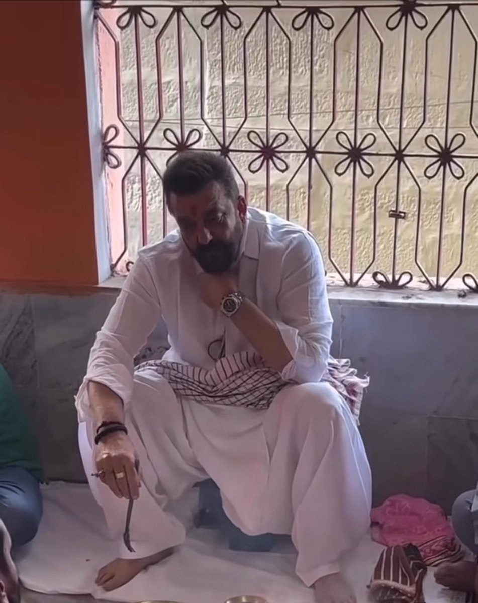 BR_wallah's tweet photo. Another side of Bihar that X algorithm and Bihari haters will never push.

📍.Gaya, Bihar.

Sanjay Dutt doing Pind Daan for his ancestors - barefoot, in dhoti.

Bihar: Land of Moksha, where the world comes for peace.

#Bihar https://t.co/Ifigvm5qs8
