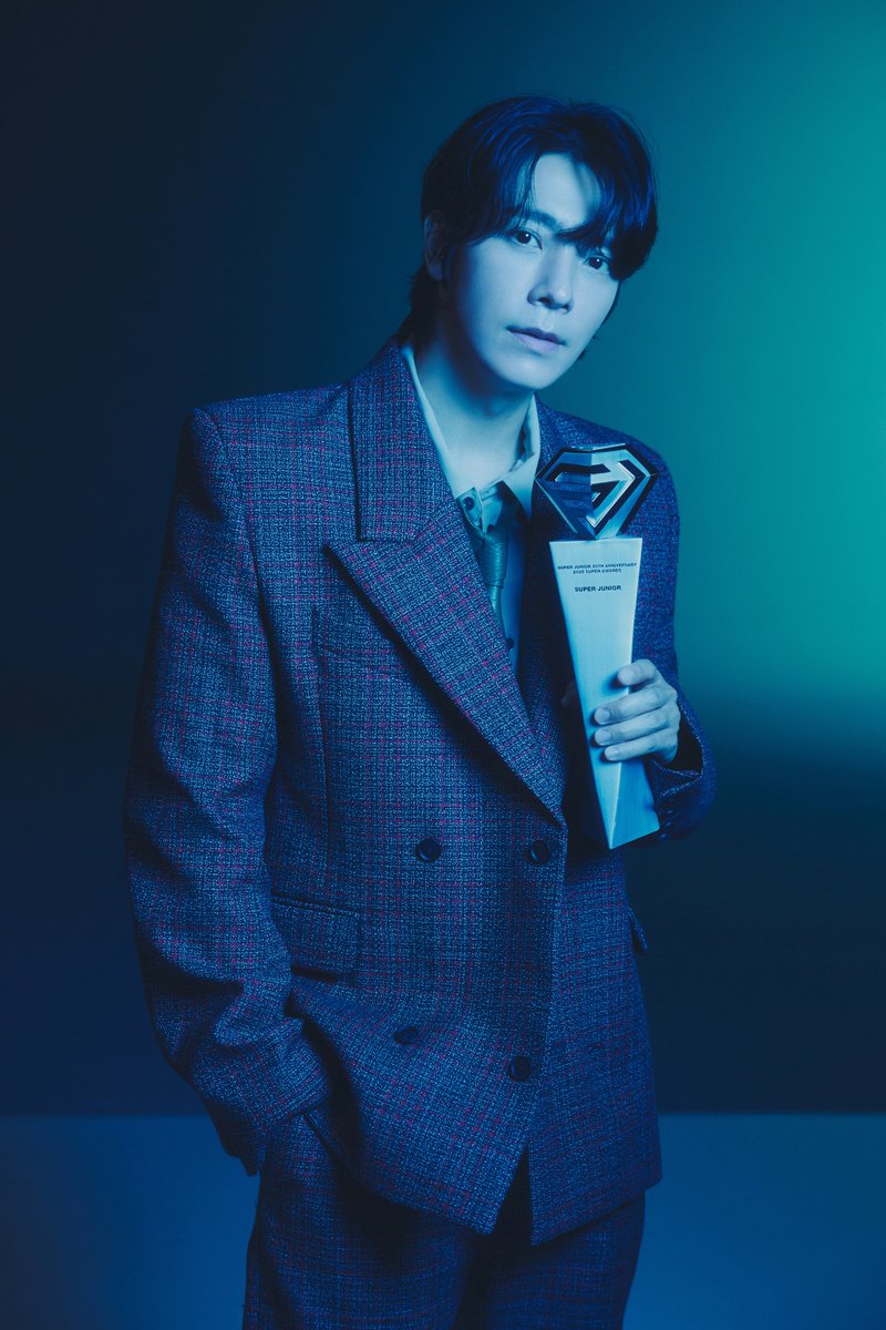 donghmae's tweet photo. Throwback one years ago for 'Super Junior25' SUPER AWARDS 1 — The 12th Album.

While I'm dressed in confidence, holding the proof of hard work. Success isn't just about the trophy, it’s about the vision behind these glasses. 
ᅠᅠ https://t.co/s0tSOycoFP
