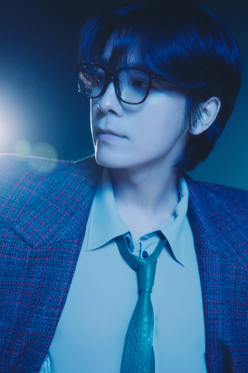 donghmae's tweet photo. Throwback one years ago for 'Super Junior25' SUPER AWARDS 1 — The 12th Album.

While I'm dressed in confidence, holding the proof of hard work. Success isn't just about the trophy, it’s about the vision behind these glasses. 
ᅠᅠ https://t.co/s0tSOycoFP