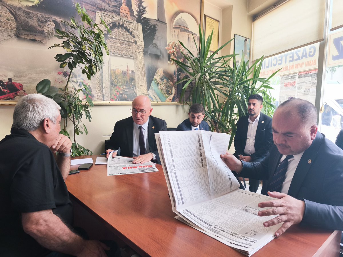 YENParti56's tweet photo. Yerel basının sesine kulak veriyoruz 📢 

Siirt’te faaliyet gösteren Siirt Sonsöz Gazetesi İmtiyaz Sahibi ve Gazeteciler Cemiyeti Temsilcisi Atilla Durak’ın konuğu olduk. 

Siirt’in sorunlarının masaya yatırıldığı ziyaretimizden kareler 📸 https://t.co/YKt7VjWoZH