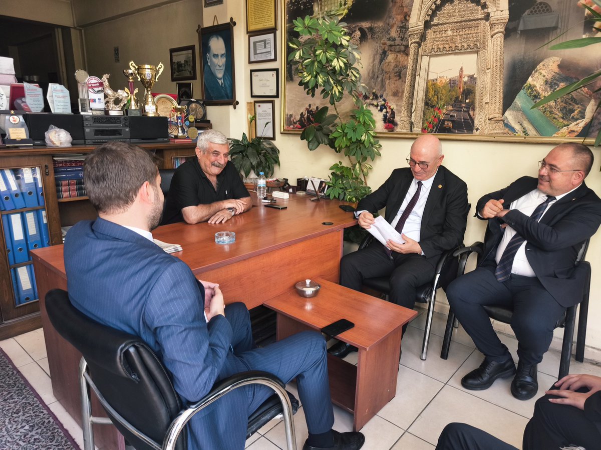 YENParti56's tweet photo. Yerel basının sesine kulak veriyoruz 📢 

Siirt’te faaliyet gösteren Siirt Sonsöz Gazetesi İmtiyaz Sahibi ve Gazeteciler Cemiyeti Temsilcisi Atilla Durak’ın konuğu olduk. 

Siirt’in sorunlarının masaya yatırıldığı ziyaretimizden kareler 📸 https://t.co/YKt7VjWoZH