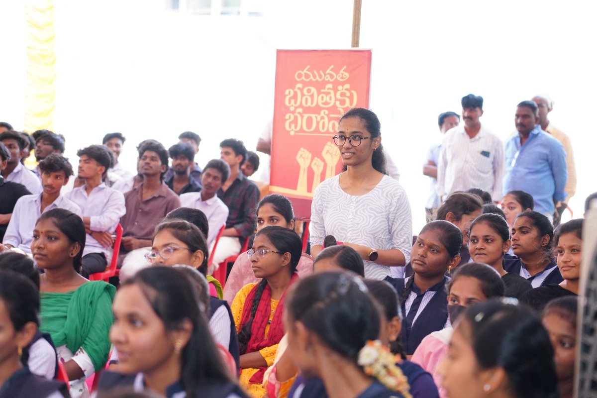 vpr_official_'s tweet photo. "యువత భవితకు భరోసా" కార్యక్రమంలో భాగంగా నెల్లూరు పార్లమె���టు పరిధిలోని కందుకూరులో శ్రీ వివేక డిగ్రీ కళాశాలలో విద్యార్థులతో కలిసి పాల్గొన్నాను.
#YuvaBhavithakuBharosa #VemireddyPrabhakarReddy #Kandukur #NelloreMP https://t.co/YTErVWsJB1
