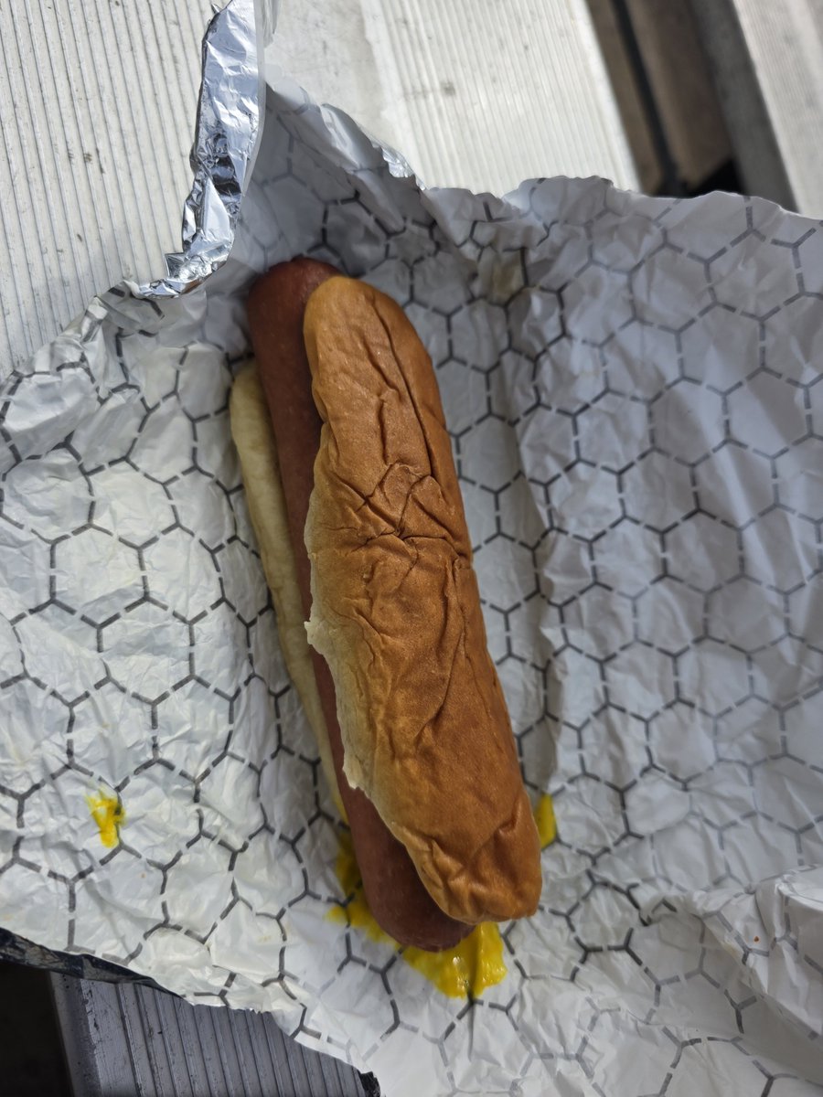 ukokomist's tweet photo. なんとホットドッグ🌭が14$ですよ。#ミラマーエアショー2026 https://t.co/P6tuDSRSYt