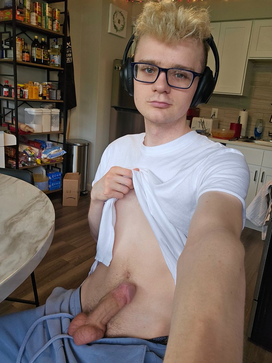 RyanSnowXXX's tweet photo. I’m looking for someone to keep me entertained. 👀 https://t.co/Km05Jtumj0