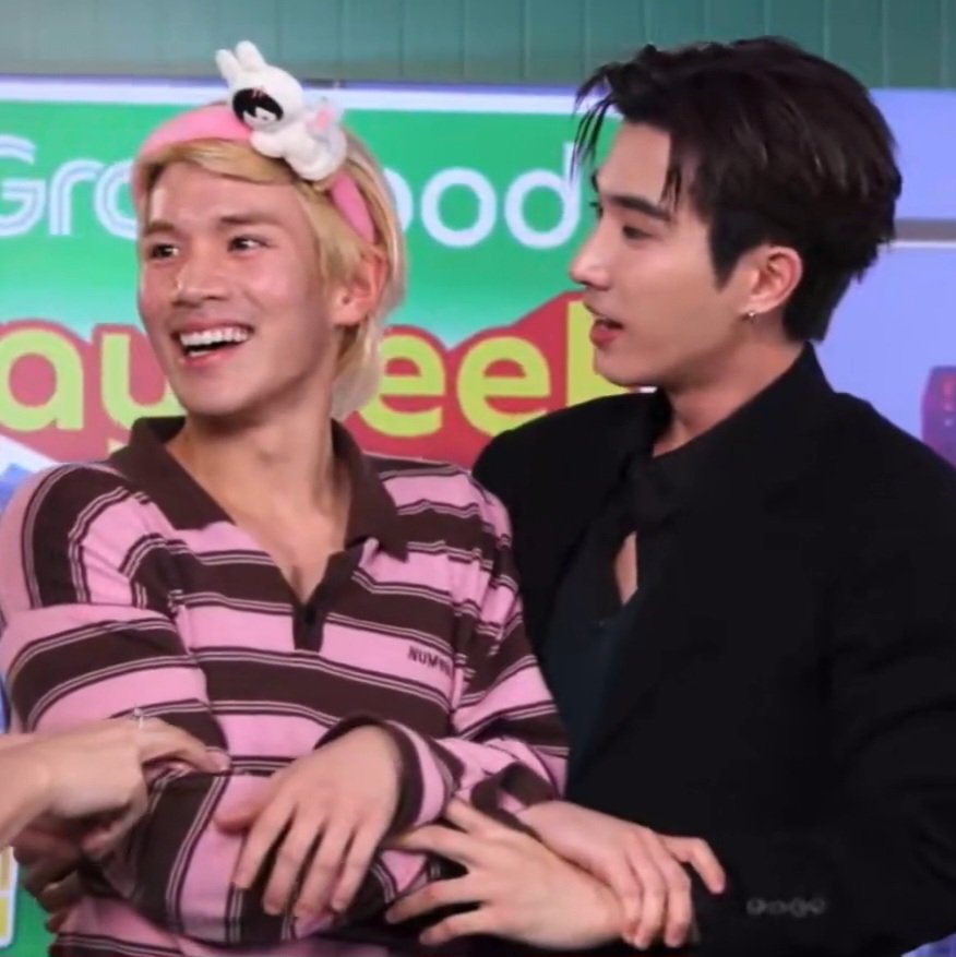 APHIN_NAKA's tweet photo. พี่เพิ้ดเลี้ยงน้องโฟ้ดก็จะประมาณนี้แหละ 555555555 อ้อมแขนที่อบอุ่น 5555555

#Fourthnattawat  #โฟร์ทณัฐวรรธน์
#PerthTanapon https://t.co/Vd5BpAMSP1