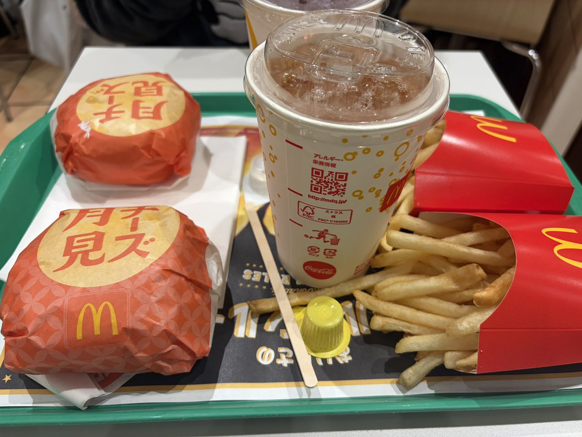 poissonrougexiv's tweet photo. バイトさんと月見バーガー🍔 https://t.co/rFQrSyCxoV