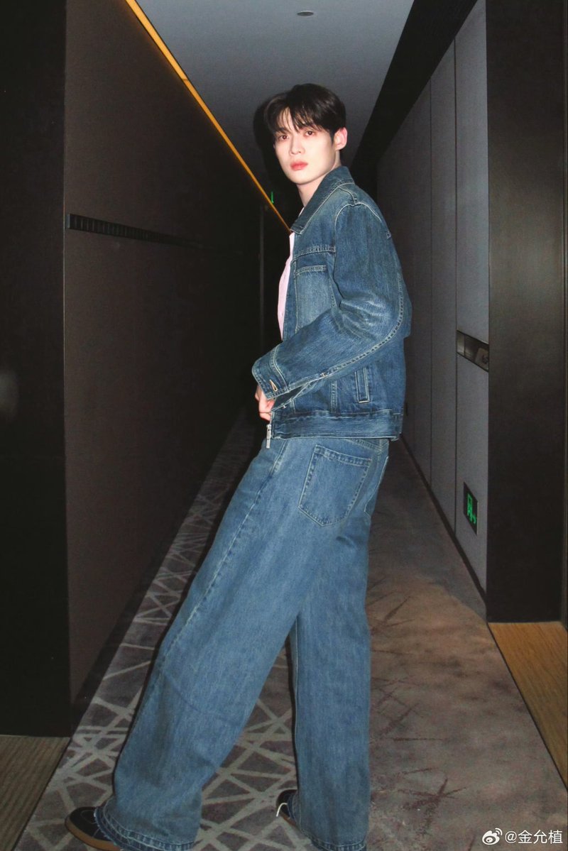 Better_cxy97's tweet photo. Kim Yoon Sik shines brightly at Paris Fashion Week. His fashion sense is amazing.
#Yoonzip #김윤식 #KimYoonSik #金允植 https://t.co/asZVUpF8mL
