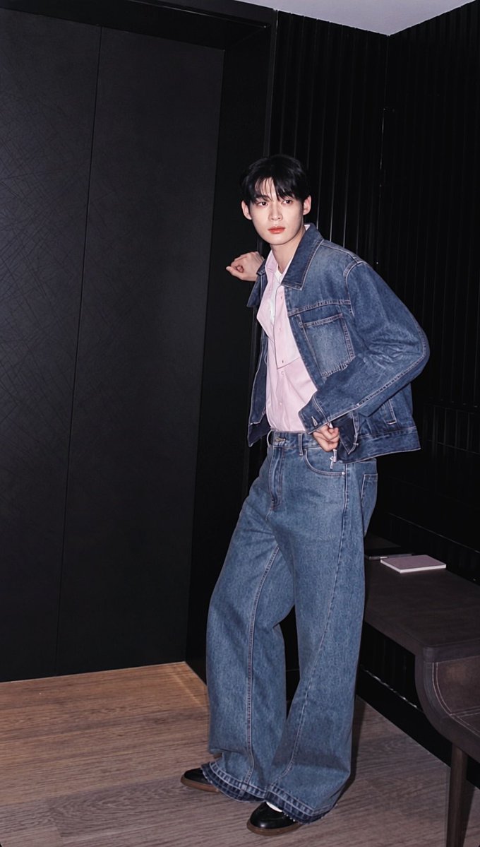 Better_cxy97's tweet photo. Kim Yoon Sik shines brightly at Paris Fashion Week. His fashion sense is amazing.
#Yoonzip #김윤식 #KimYoonSik #金允植 https://t.co/asZVUpF8mL