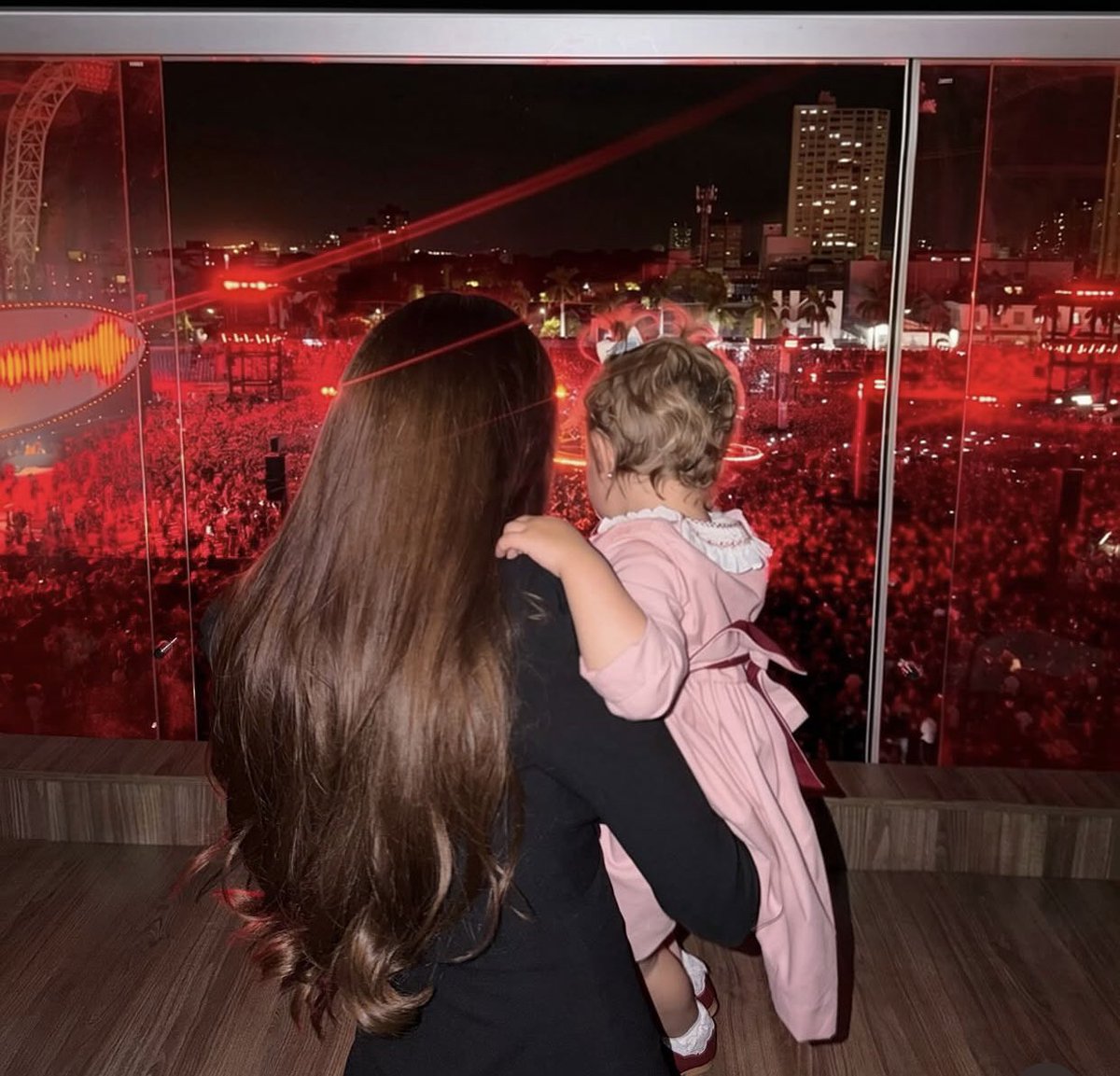 j4desccp's tweet photo. Sereninha toda boneca vendo o show do paizinho dela 🤍✨ https://t.co/OWUHZMY5La