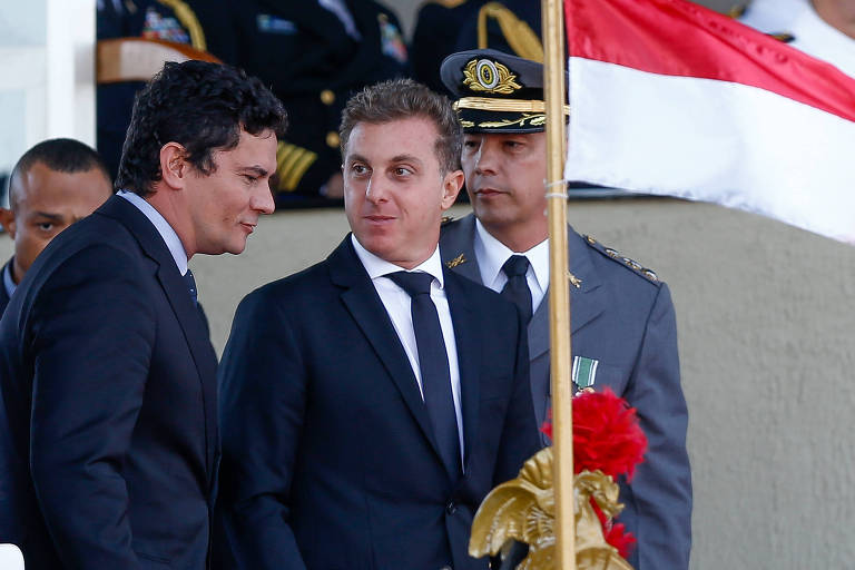 VaiPaolla's tweet photo. O apresentador Luciano Huck utilizou seu programa ontem para divulgar uma plataforma de "match" eleitoral que basicamente só tem candidatas e candidatos da direita e extrema direita. Até as perguntas induzem o usuário ao erro. O TSE precisa agir! https://t.co/ataNjrg6bi