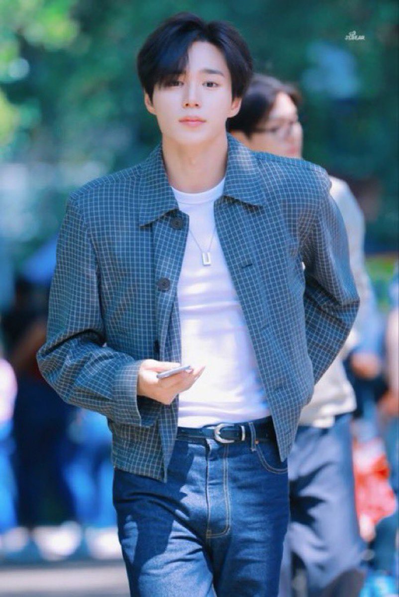 ppomjun0's tweet photo. なんで歩くだけでこんな爽やかになるの😭😭😭😭😭😭😭😭😭😭😭😭😭
王子様すぎるよ https://t.co/SpAo4DiYUE