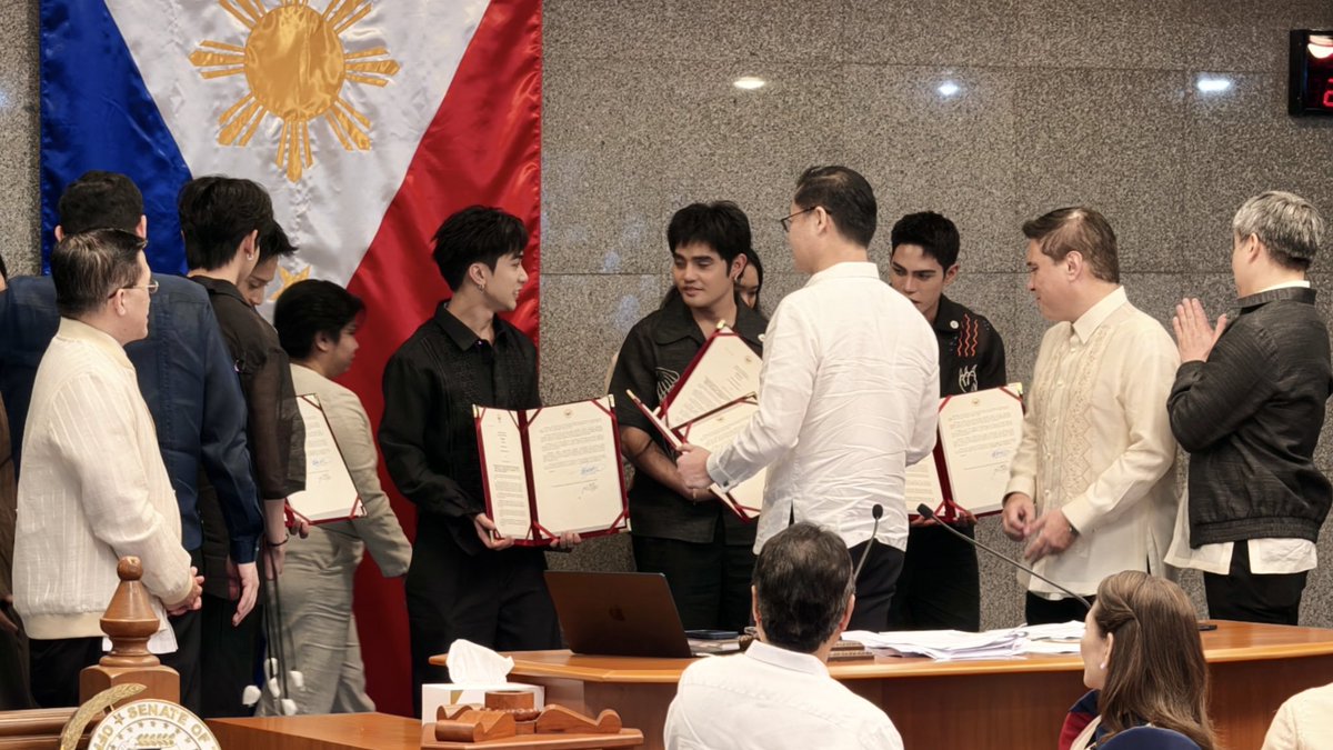 SB19toBrasil's tweet photo. DO PALCO PARA A HISTÓRIA: SB19 É Homenageado no Senado das Filipinas 🇵🇭✨
 
​Hoje foi um dia histórico! O SB19 esteve na sessão plenária do Senado das Filipinas para receber a Resolução do Senado nº 545, que reconhece formalmente a contribuição do grupo para a cultura e a música filipina no mundo após a performance histórica no Lollapalooza Chicago. 

​Mas o impacto vai muito além do palco. O SB19 e a 1Z Entertainment, em parceria com o Senador Bam Aquino e com o apoio do DTI (Departamento de Comércio e Indústria), estão co-criando um projeto de lei feito para abrir portas no exterior, facilitar turnês internacionais e dar todo o suporte que os artistas filipinos precisam para levarem sua arte para o mundo.

​A proposta nasceu a partir da própria vivência e dos desafios enfrentados pelo SB19 ao longo da carreira, visando transformar a falta de infraestrutura do passado em oportunidades reais, financiamento e suporte para a próxima geração de artistas.

​Mais do que quebrar recordes, o SB19 está construindo um legado estrutural para a arte do seu país. 

Que orgulho enorme deles 🥹💙

SB19 CoCREATED SENATE BILL
@SB19Official #SB19
#SBill19FilipinoCreatives #SB19toBrasil