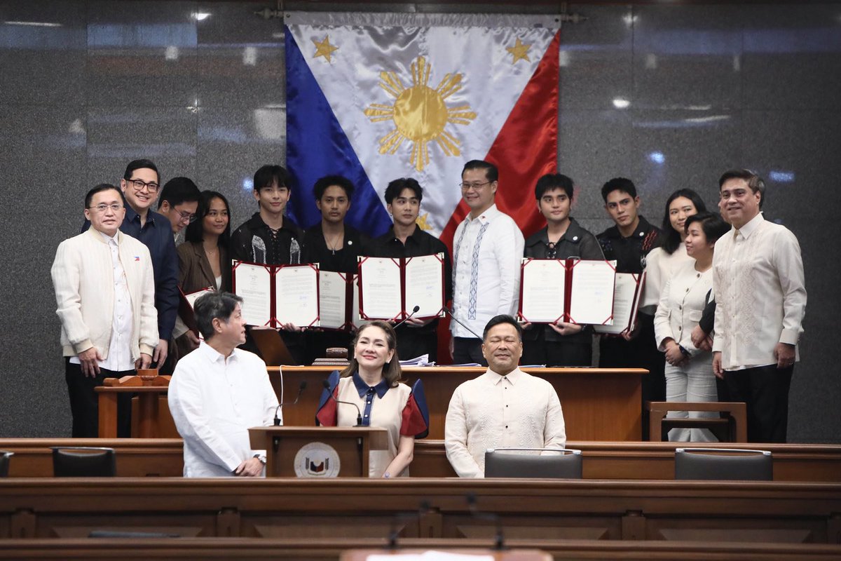 SB19toBrasil's tweet photo. DO PALCO PARA A HISTÓRIA: SB19 É Homenageado no Senado das Filipinas 🇵🇭✨
 
​Hoje foi um dia histórico! O SB19 esteve na sessão plenária do Senado das Filipinas para receber a Resolução do Senado nº 545, que reconhece formalmente a contribuição do grupo para a cultura e a música filipina no mundo após a performance histórica no Lollapalooza Chicago. 

​Mas o impacto vai muito além do palco. O SB19 e a 1Z Entertainment, em parceria com o Senador Bam Aquino e com o apoio do DTI (Departamento de Comércio e Indústria), estão co-criando um projeto de lei feito para abrir portas no exterior, facilitar turnês internacionais e dar todo o suporte que os artistas filipinos precisam para levarem sua arte para o mundo.

​A proposta nasceu a partir da própria vivência e dos desafios enfrentados pelo SB19 ao longo da carreira, visando transformar a falta de infraestrutura do passado em oportunidades reais, financiamento e suporte para a próxima geração de artistas.

​Mais do que quebrar recordes, o SB19 está construindo um legado estrutural para a arte do seu país. 

Que orgulho enorme deles 🥹💙

SB19 CoCREATED SENATE BILL
@SB19Official #SB19
#SBill19FilipinoCreatives #SB19toBrasil