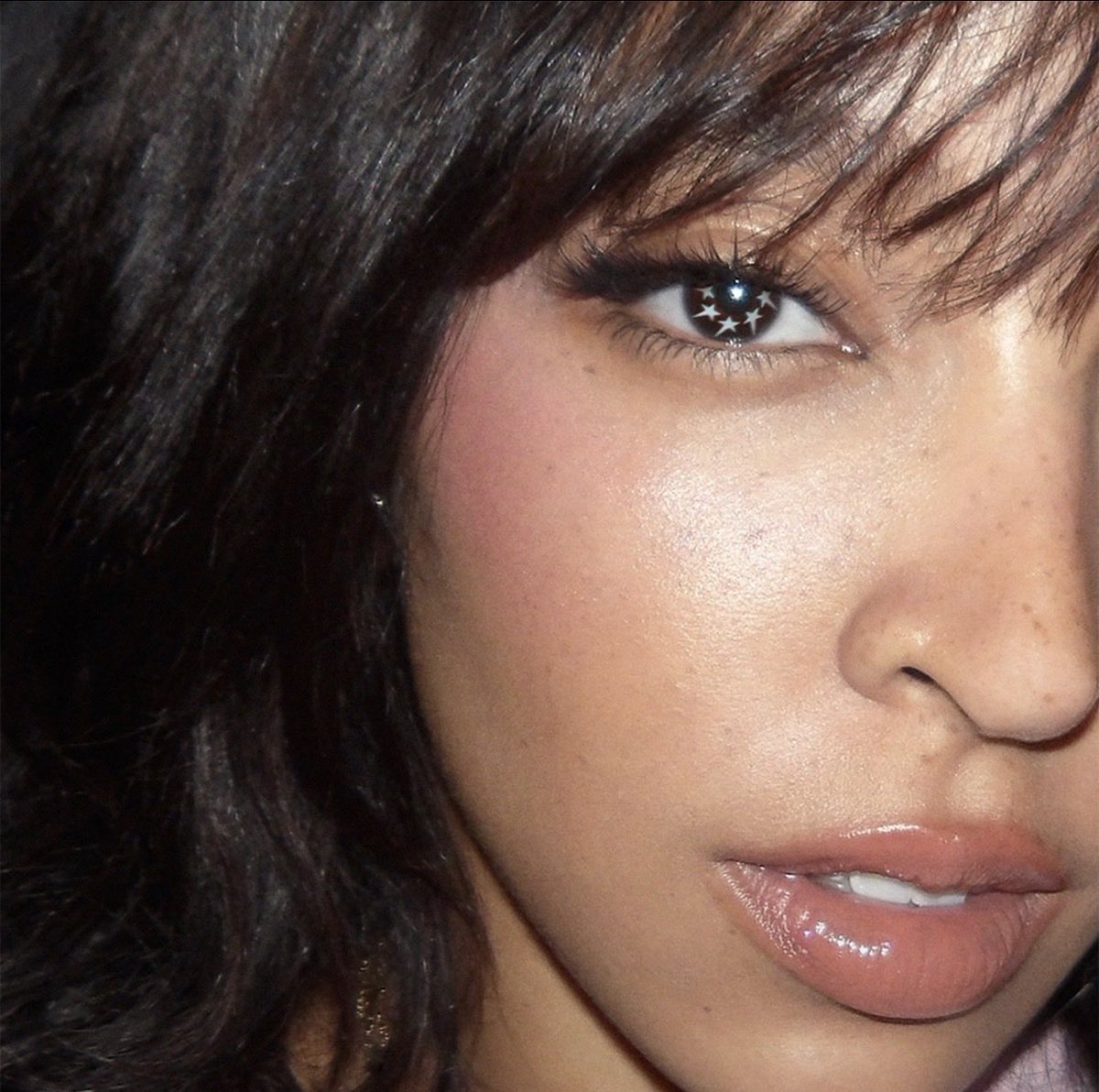 BuzzingPop's tweet photo. ‘Popstar’ (bonus edition) by Tinashe dethrones Taylor Swift ‘The Encore’ at #1 on US iTunes Albums chart. https://t.co/H2Dztg2EGk