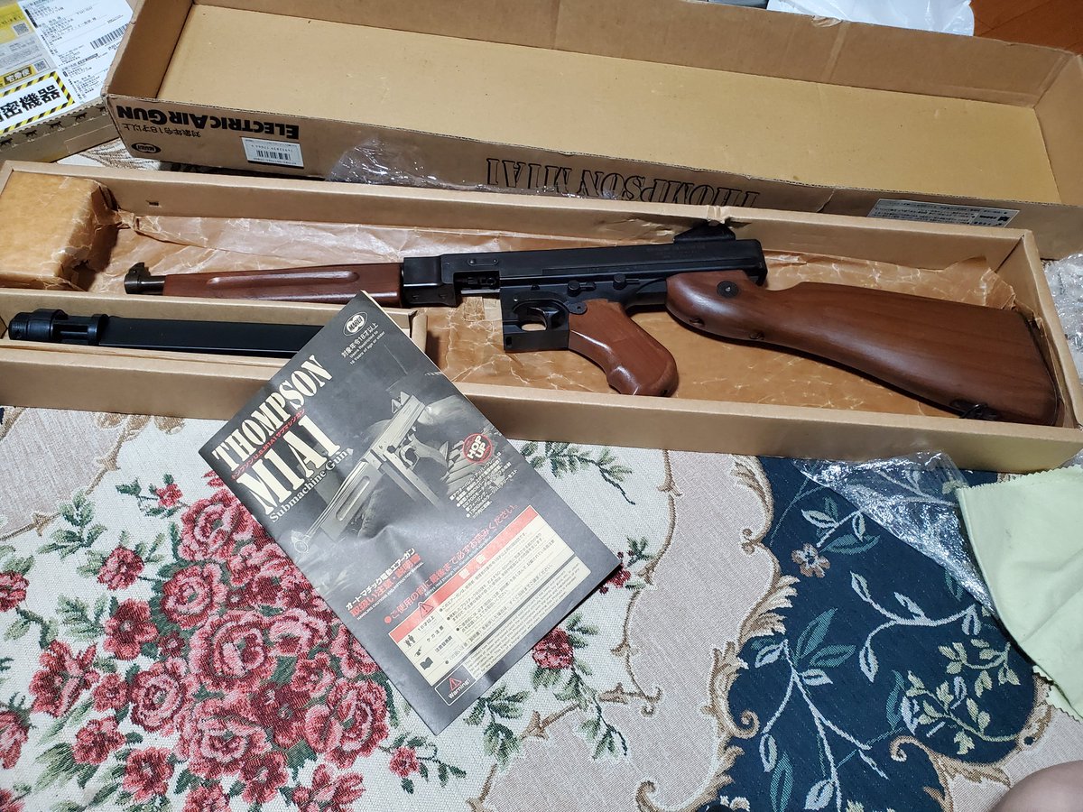 copen_toygun's tweet photo. #エアソフトガン
こないだ中古で手にしたマルイのトンプソン

もう絶対にマルイからは出てこないであろう

ロマンと実射性能とを兼ね備えた究極の一丁を年末に@kfir_kottougangさんにお願いして

ロングライフカスタムしてもらうのだ😊

現時点ではあれこれざっくばらんとした打ち合わせ段階だが、もっと時期がすぎればより踏み込んだカスタムオーダーの話も出てきそう😁

マルイが出したロマンの極致
トンプソンM1A1はレジェンド電動ガンとして長く語り継がれる事だろう