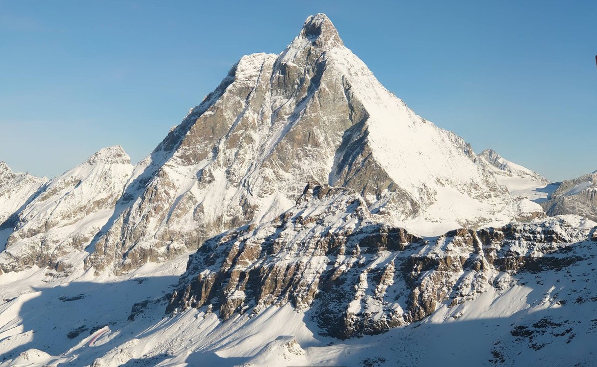 Alpenweerman's tweet photo. Zoek de verschillen #Matterhorn #Cervino vandaag en precies 1 jaar geleden https://t.co/a9D1L9OQqJ