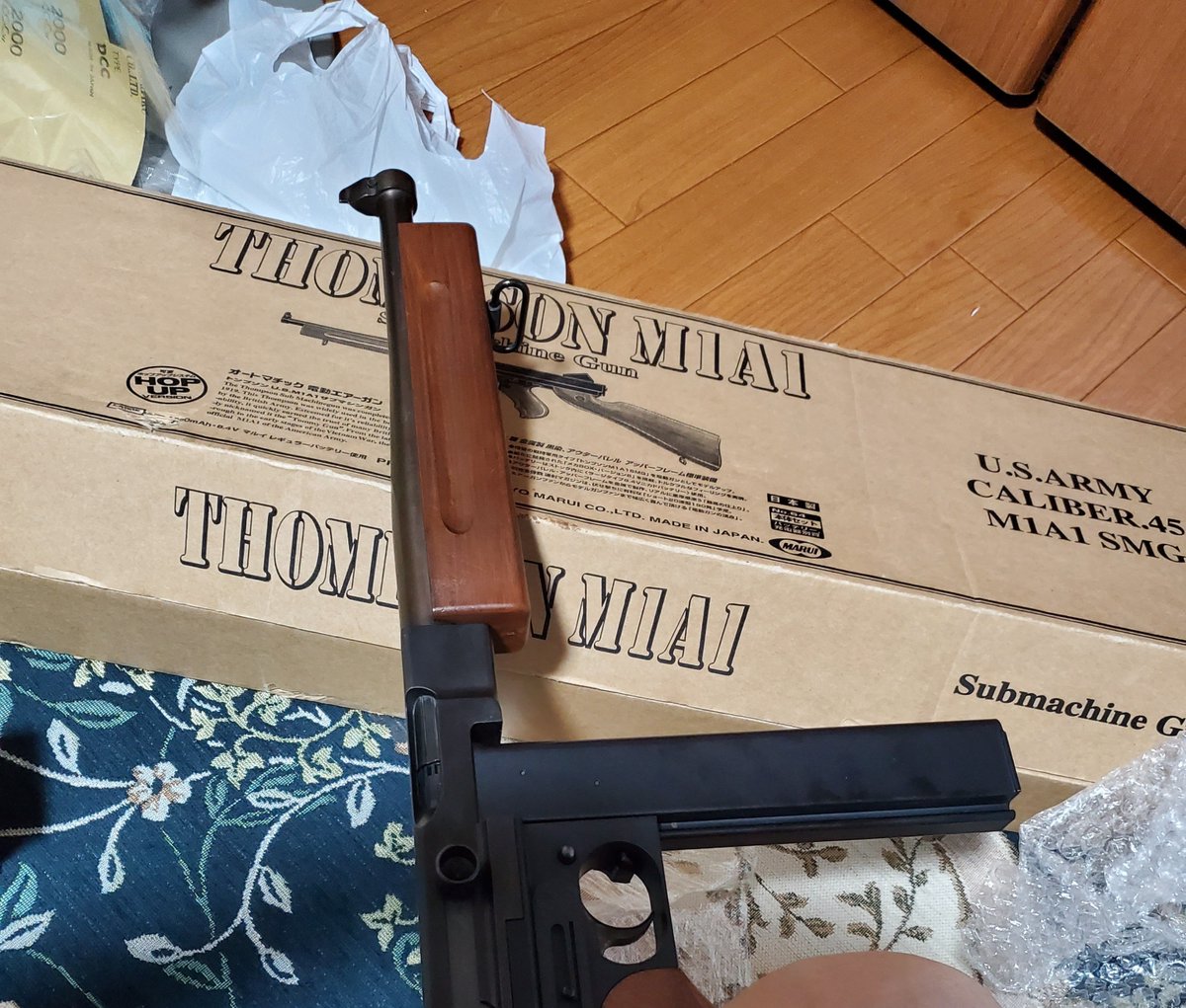 copen_toygun's tweet photo. #エアソフトガン
こないだ中古で手にしたマルイのトンプソン

もう絶対にマルイからは出てこないであろう

ロマンと実射性能とを兼ね備えた究極の一丁を年末に@kfir_kottougangさんにお願いして

ロングライフカスタムしてもらうのだ😊

現時点ではあれこれざっくばらんとした打ち合わせ段階だが、もっと時期がすぎればより踏み込んだカスタムオーダーの話も出てきそう😁

マルイが出したロマンの極致
トンプソンM1A1はレジェンド電動ガンとして長く語り継がれる事だろう