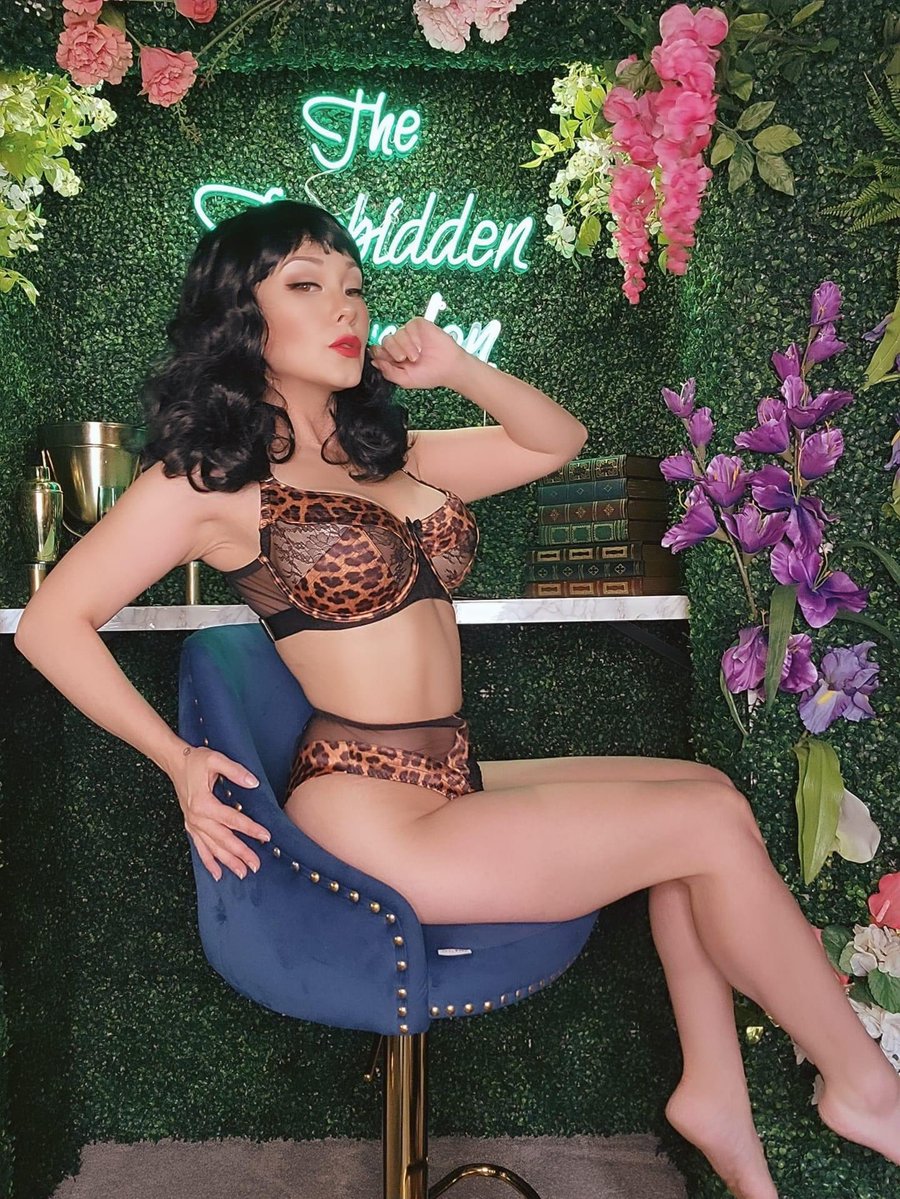 chemistrywhiz08's tweet photo. #MiaMonday with @AniMiaOfficial in #TheForbiddenGarden. Looking sultry as always with her lingerie fashion. #Beautiful #Gorgeous #AniMia #Awesome #Cosplayer #Queen https://t.co/gFkUfNbpLl