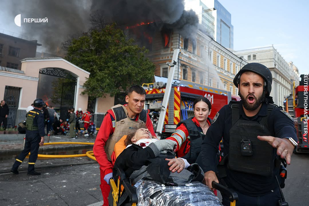 AllaPoedie's tweet photo. Une femme est tuée et plusieurs blessés sont à déplorer lors de cette attaque de Moscou, soutenue par @JLMelenchon @lunionpopulaire @MLP_officiel Marine Le Pen, qui vient d’avoir lieu en plein centre de Kyiv

Les barbares meurtriers 🇷🇺 ont frappé le bâtiment de l’Académie des sciences de l’Ukraine

#RussiaIsANaziState