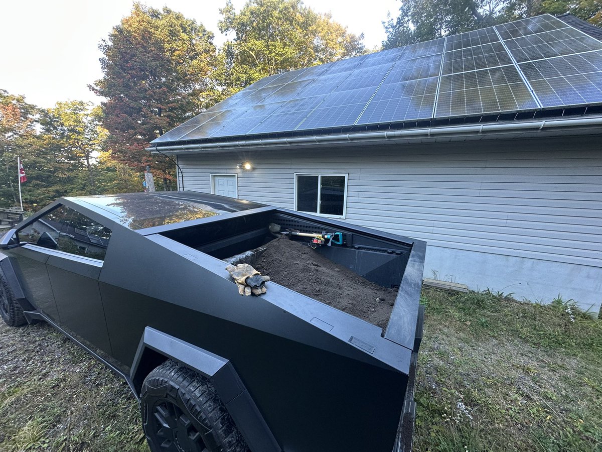 TheCyberYev's tweet photo. Cybertruck - Solar powered work truck ☀️ 🛻 https://t.co/j4HrcMP92g