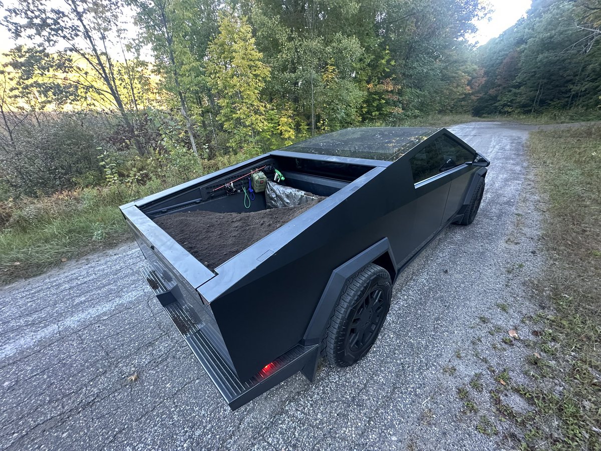 TheCyberYev's tweet photo. Cybertruck - Solar powered work truck ☀️ 🛻 https://t.co/j4HrcMP92g